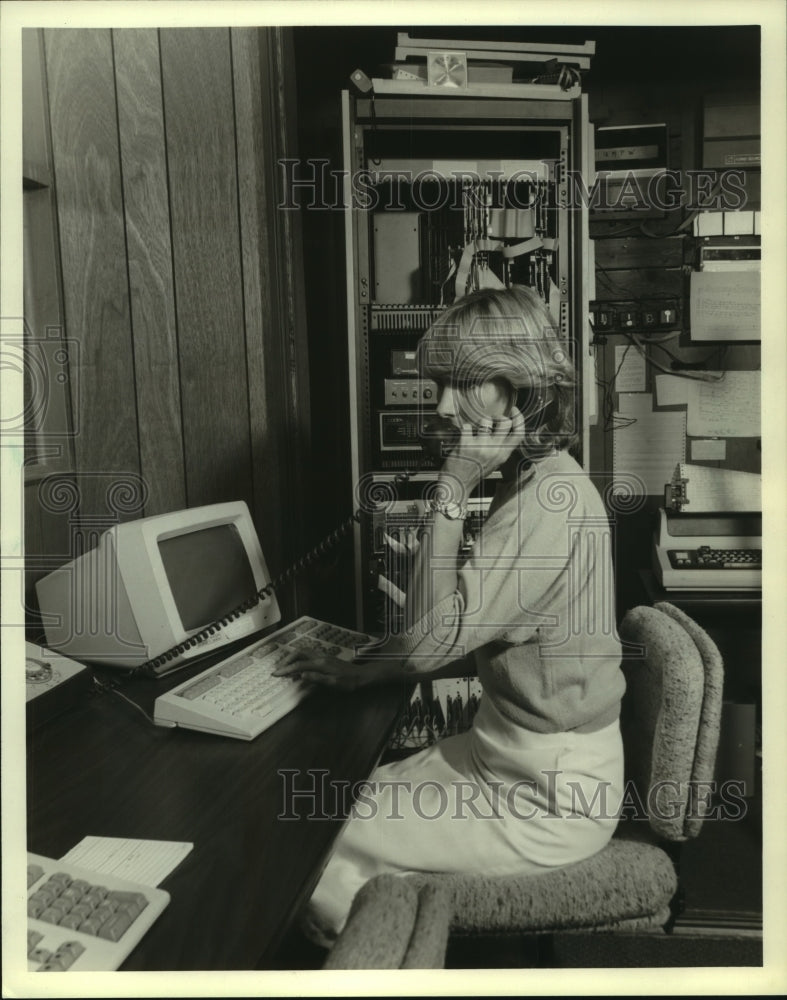 1985 Press Photo TeleCheck Wisconsin office manager Marion Bodie & computer - Historic Images