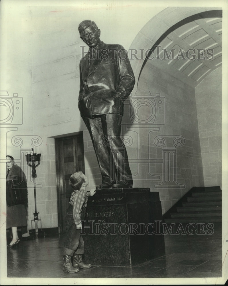 1979 Press Photo Boy gazes at statue of Will Rogers in Claremore, Oklahoma - Historic Images