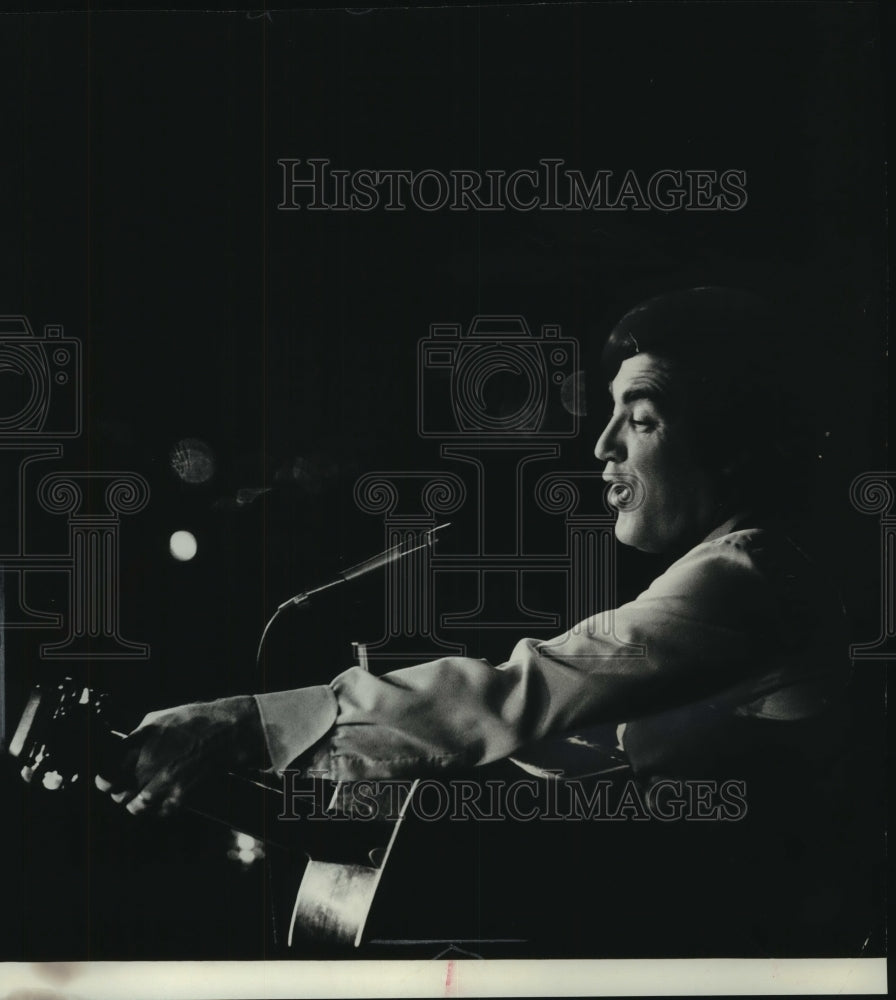 1976 Press Photo Singer Jimmie Rodgers at Pfister Hotel - mjc18654 - Historic Images