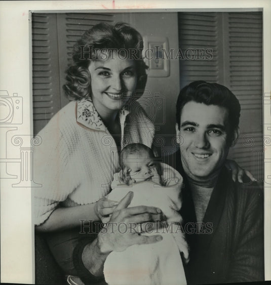 1960 Press Photo Singer Jimmie Rodgers with wife and new daughter in Hollywood - Historic Images