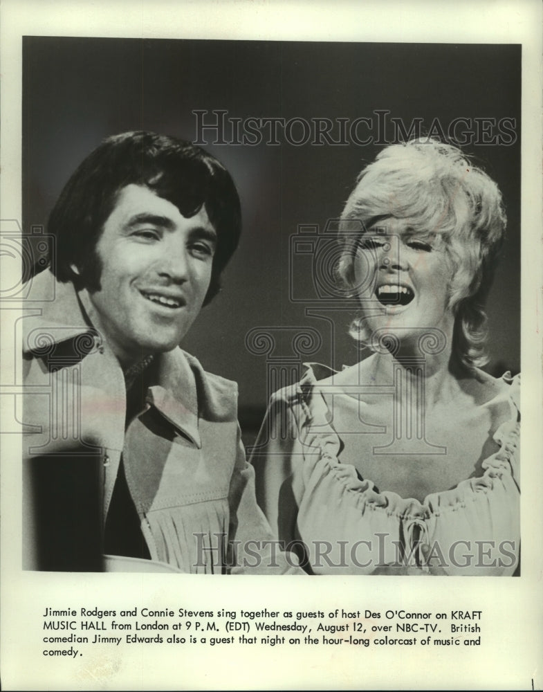1979 Jimmie Rodgers and Connie Stevens sing together in London - Historic Images