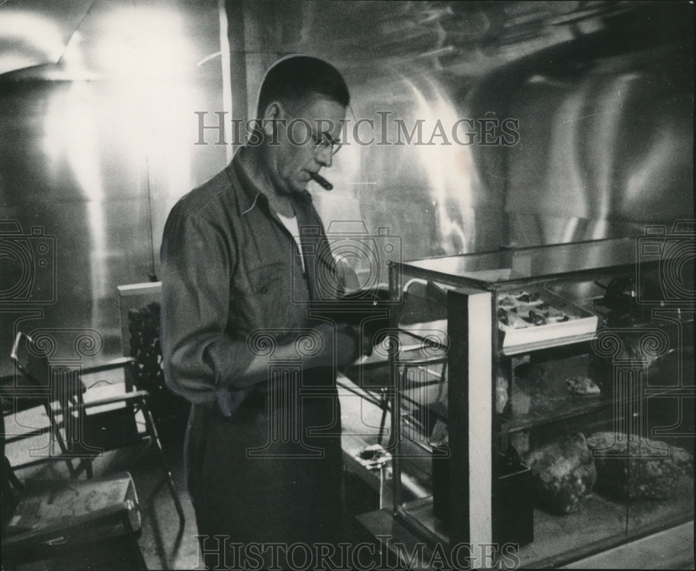 1955 Press Photo Sime's tunnel at Rockdale displays uranium and other ores - Historic Images