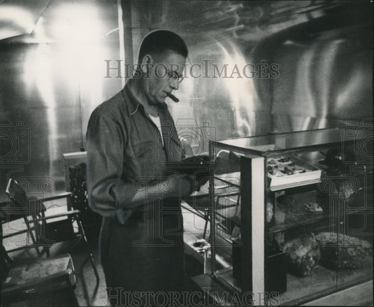 1955 Press Photo Sime's tunnel at Rockdale displays uranium and other ores - Historic Images