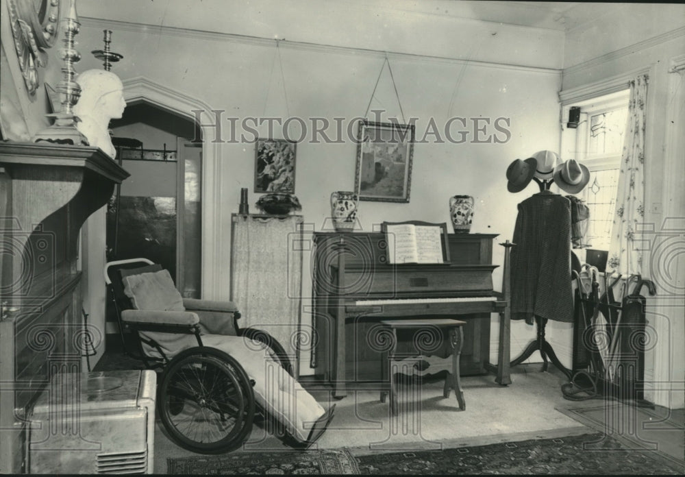1951 Press Photo A wheelchair in the hallway of the home of George Bernard Shaw - Historic Images