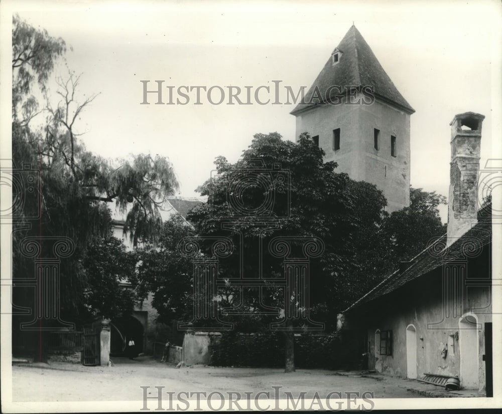 1944 Press Photo Hungary's Elizabeth Square with a view of Kossuth Memorial - Historic Images