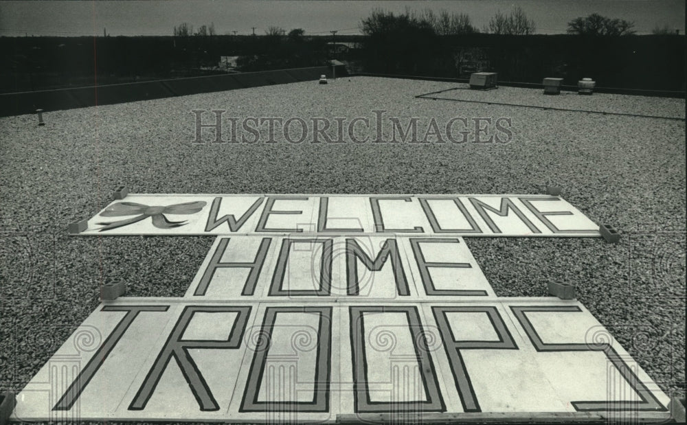 1991 Press Photo Welcome home sign for war troops coming from Iraq in Wisconsin - Historic Images