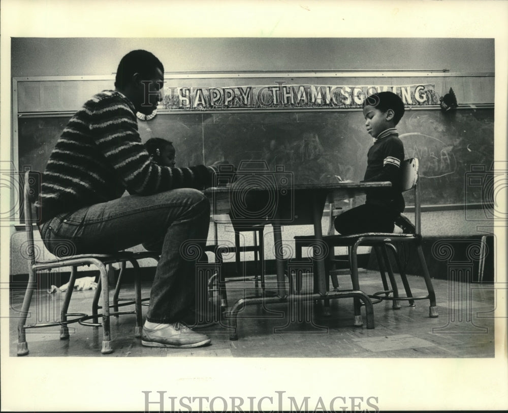 1985 Press Photo Urban Day School aide Jerry Tolbert plays cards with kids - Historic Images