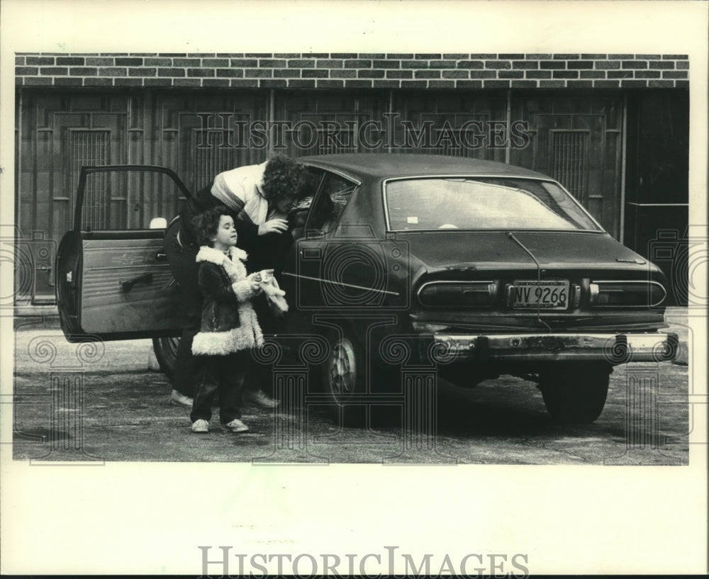 1985 Press Photo Diana and Monel Schroeder arrive at Urban Day School, Milwaukee - Historic Images