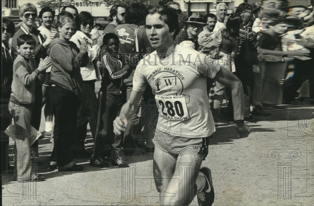 1981 Press Photo Jeff Thacker of Delavan won the 1980 Wisconsin Mayfair Marathon - Historic Images