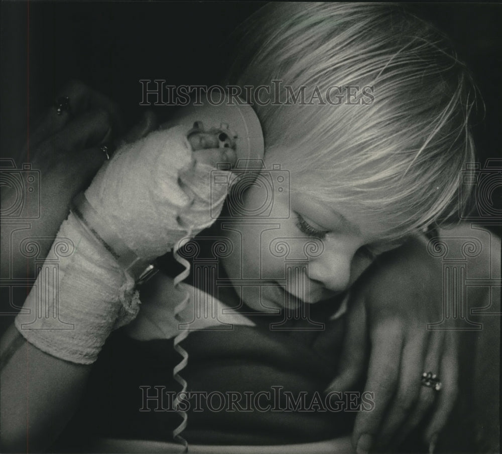 1985 Press Photo Michael Troche recovering at Milwaukee Children's Hospital - Historic Images