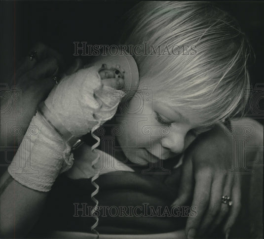 1985 Press Photo Michael Troche recovering at Milwaukee Children's Hospital - Historic Images