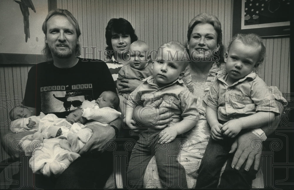 1988, Ricky and Darlene Harris with their 7 children in Wauwatosa - Historic Images