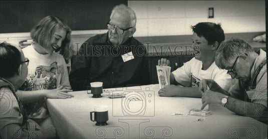 1992 Press Photo Evalds Brilts, friends play cards, Trinity Church care center. - Historic Images