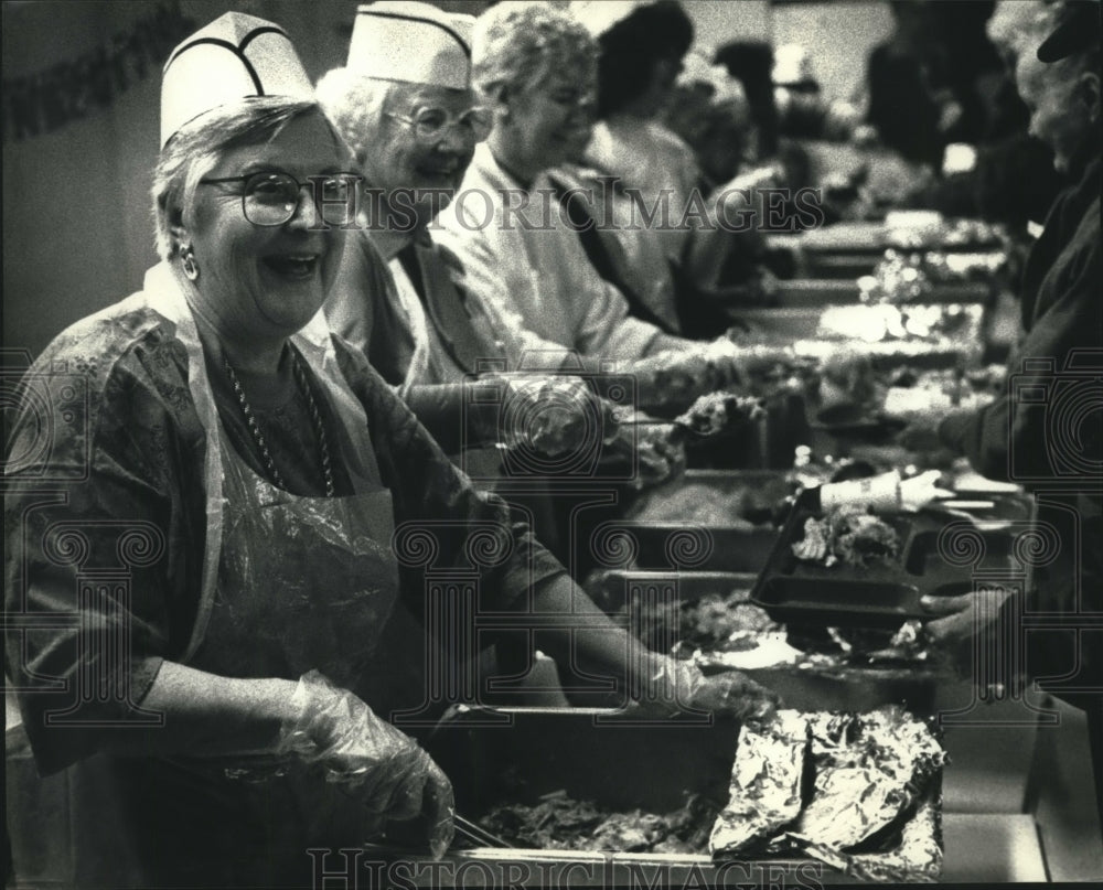 1990 Press Photo Lydia Jenich, Elizabeth Whipp and other volunteers in Milwaukee - Historic Images