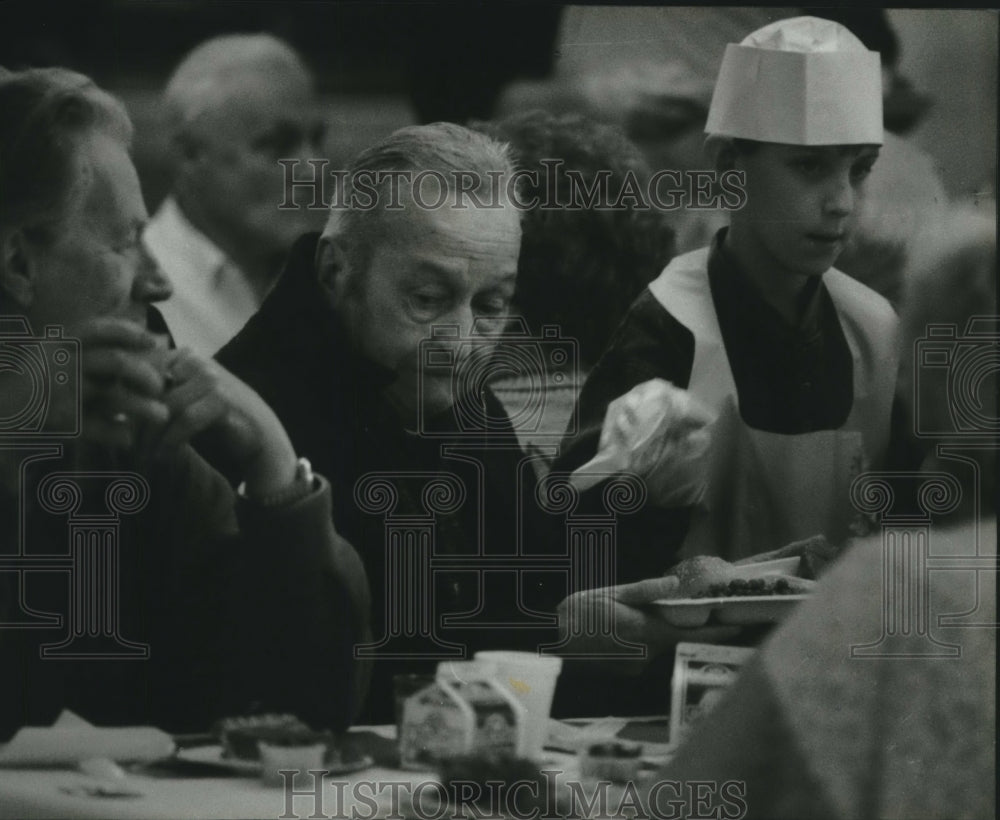 1993 Elliot Stein serves dinner to Al Wood  at St. Patrick's Church - Historic Images