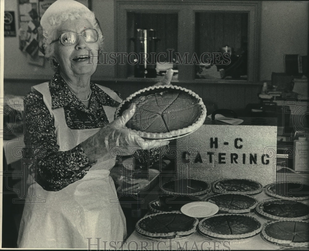 1986, Elsie Slaby prepare to serve pie at Calvary Presbyterian Church - Historic Images