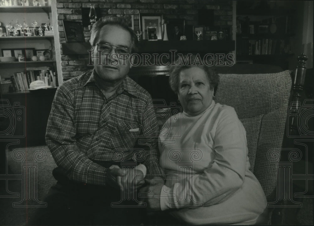 1993, Pablo &amp; Patricia Galaviz of Milwaukee raised 12 children - Historic Images