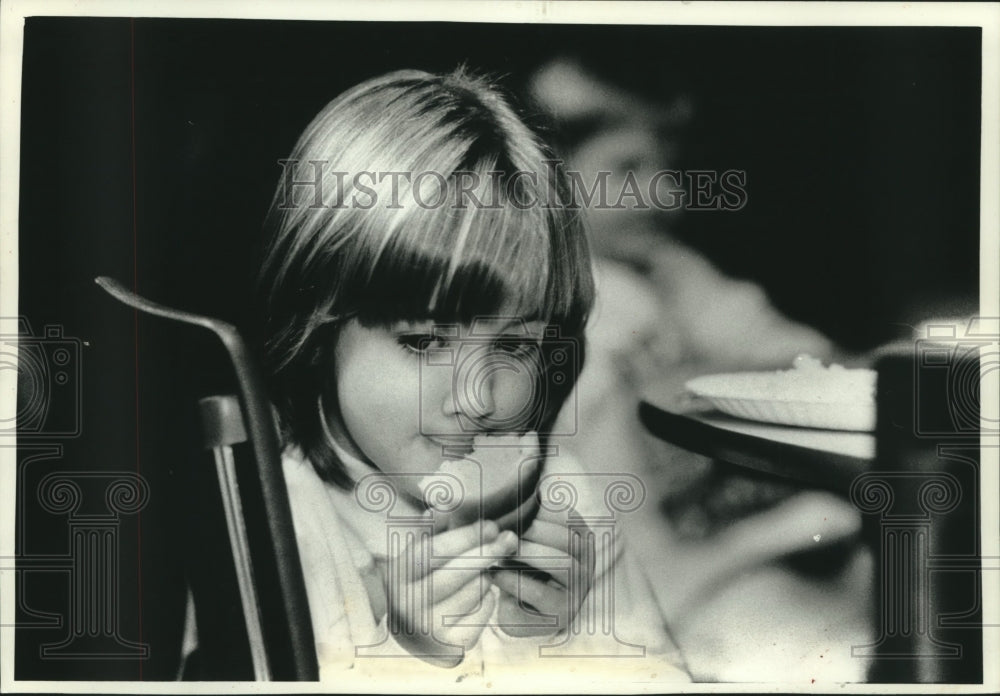 1992 Press Photo Lizzie Dombeck munches on a dinner roll at Thanksgiving meal - Historic Images