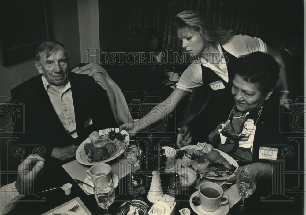 1986, Elmer &amp; Grace Peterson enjoyed Thanksgiving dinner at Jimbo&#39;s - Historic Images