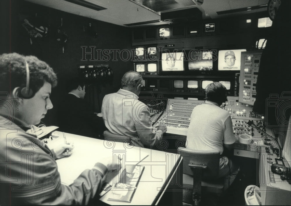 1983 Press Photo Production truck where Milwaukee Brewers game was broadcast - Historic Images