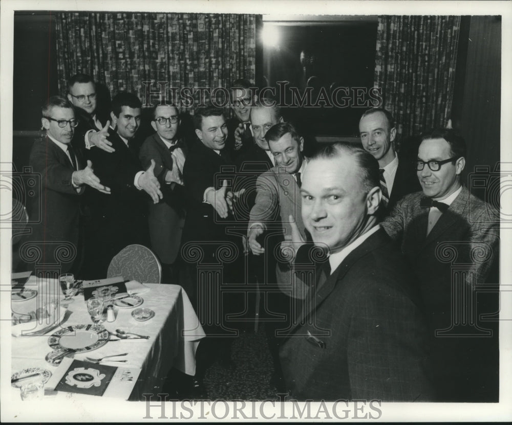 1962 Press Photo Former Journal reporter Richard Tharinger&#39;s farewell party - Historic Images