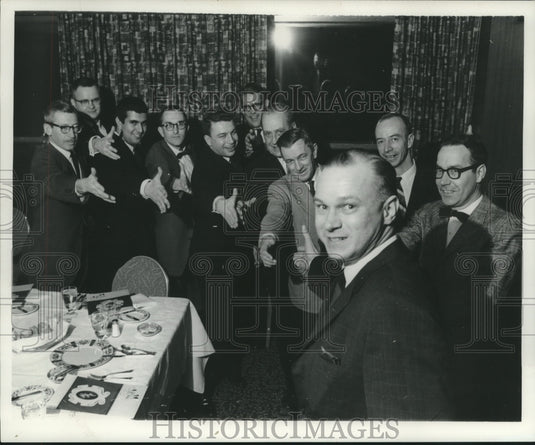 1962 Press Photo Former Journal reporter Richard Tharinger's farewell party - Historic Images