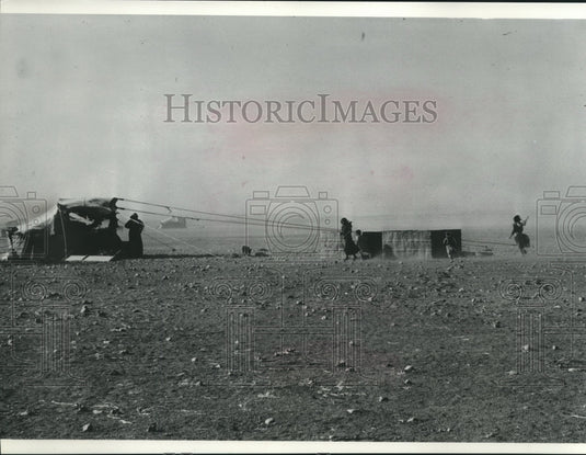 1974 Press Photo Bedouin desert dwellers with tents erected in dust storm, Syria - Historic Images