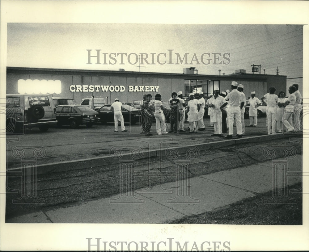 1985 Crestwood Bakery workers outside after bomb threat, Milwaukee. - Historic Images