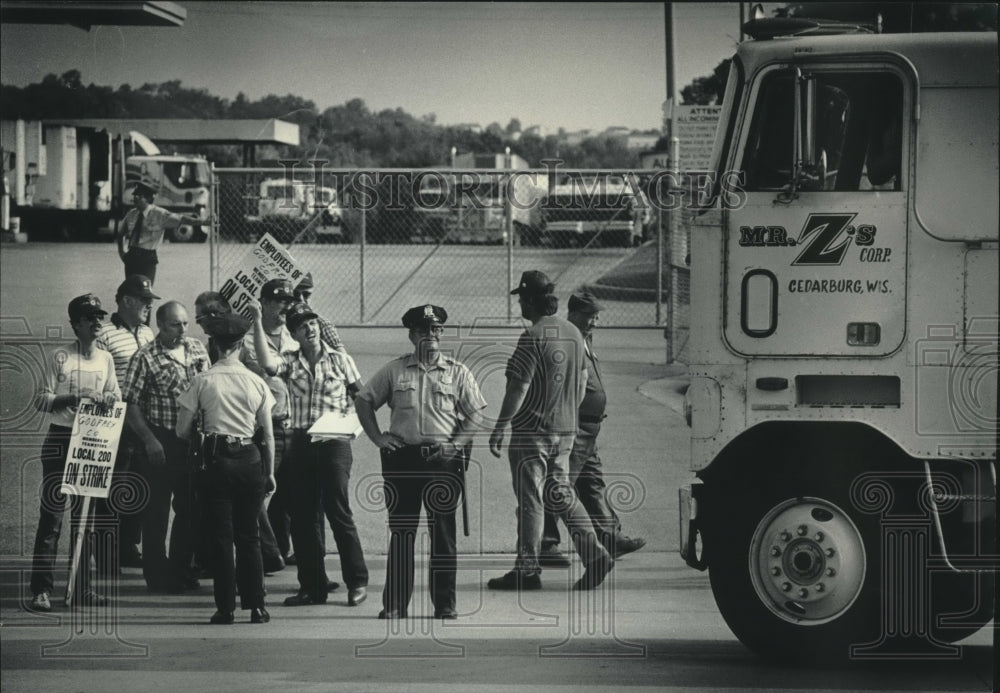 1985 Striking Teamster Union truck drivers blocking truck, Milwaukee - Historic Images