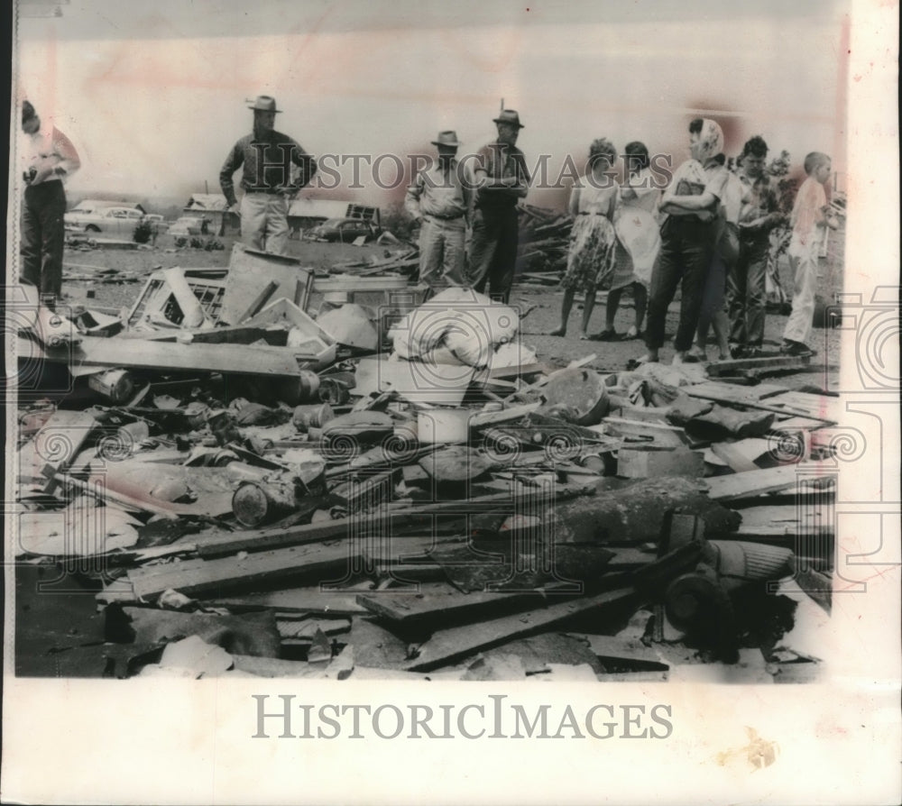 1961 Press Photo Residents with rubble of a home in Midway, Arkansas after storm - Historic Images