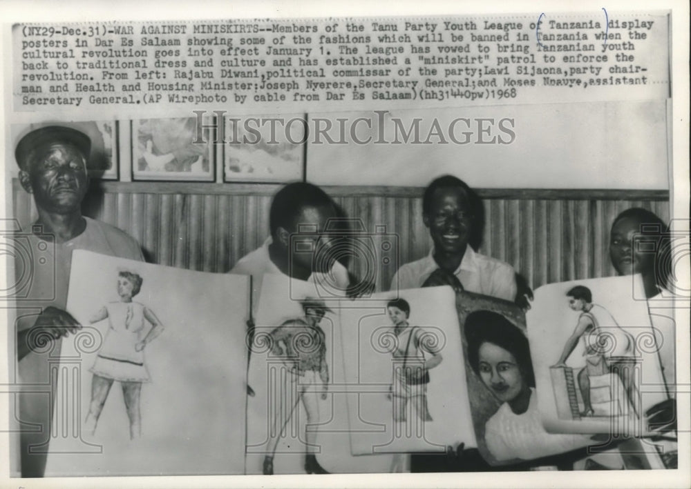 1968 Press Photo Tanu Party Youth League of Tanzania hold pics-ban miniskirts - Historic Images