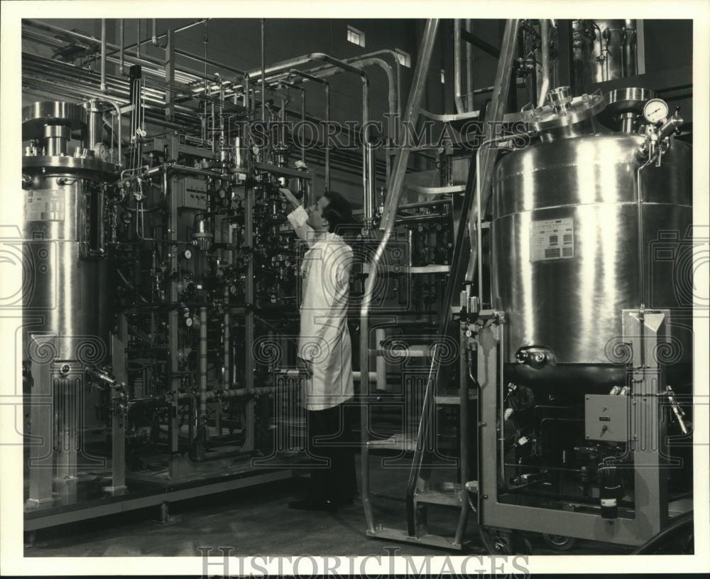 1986 Press Photo Universal Foods Worker Checks Fermentation Facility Equipment - Historic Images