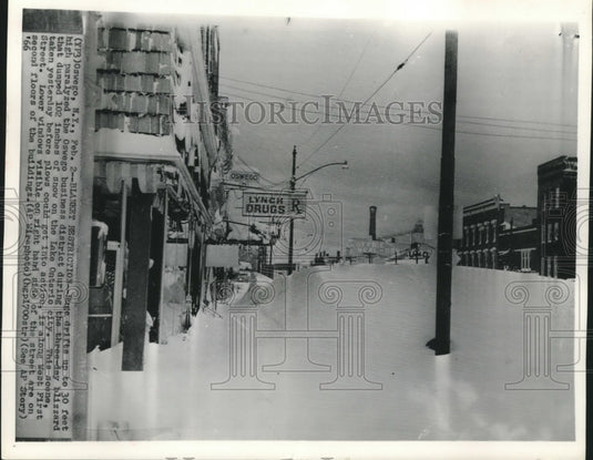 1966 Press Photo Huge drifts paralyze Oswego business district after snowstorm - Historic Images