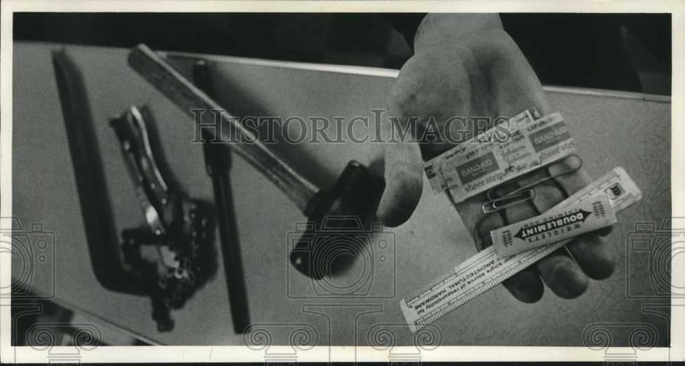 1970, Edwin Toepfer, security consultant, shows simple burglary tools - Historic Images
