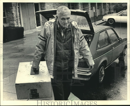 1986 Press Photo Tobacco Series - Man carries box - mjc18999 - Historic Images