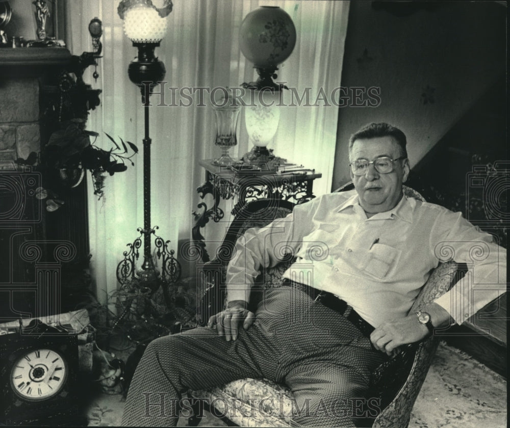 1986 Tobacco Series - Rudy Pauers relaxes in his West Side home - Historic Images