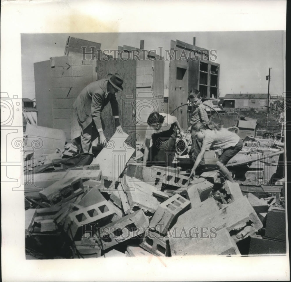 1958 Press Photo The Ralph Carter family amid ruins of their storm-wrecked home - Historic Images