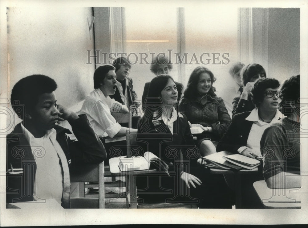 1975 Press Photo Karin Tills goes to school on top floor of Library of Congress - Historic Images