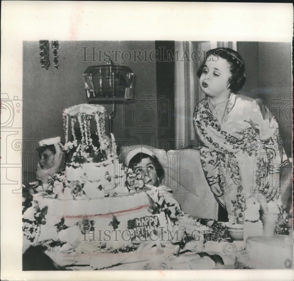 1961 Press Photo Princess Aliyah blew out her candles on her cake in Amman- Historic Images