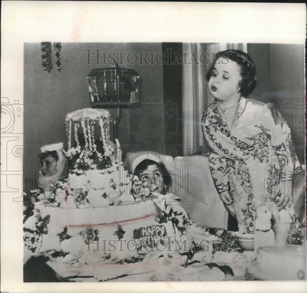 1961 Press Photo Princess Aliyah blew out her candles on her cake in Amman- Historic Images
