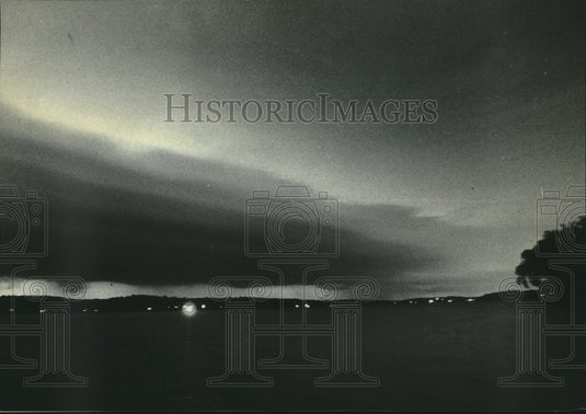 1984 Press Photo Wisconsin summer storm visible over Pewaukee Lake - mjc19044 - Historic Images