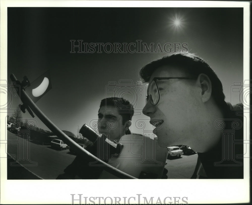 1994, Students watch eclipse through Newtonian reflecting telescope - Historic Images