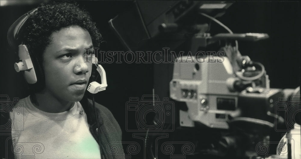 1986 Press Photo Student cameraman Chris Hatleli watches action on a monitor - Historic Images