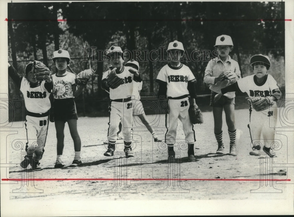 1977 Lineup of Japanese little leaguers is ready for the ball-Historic Images