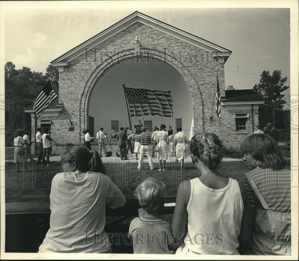 1987 Press Photo Spectators Watch as Governor Thompson Spoke in Port Washington - Historic Images