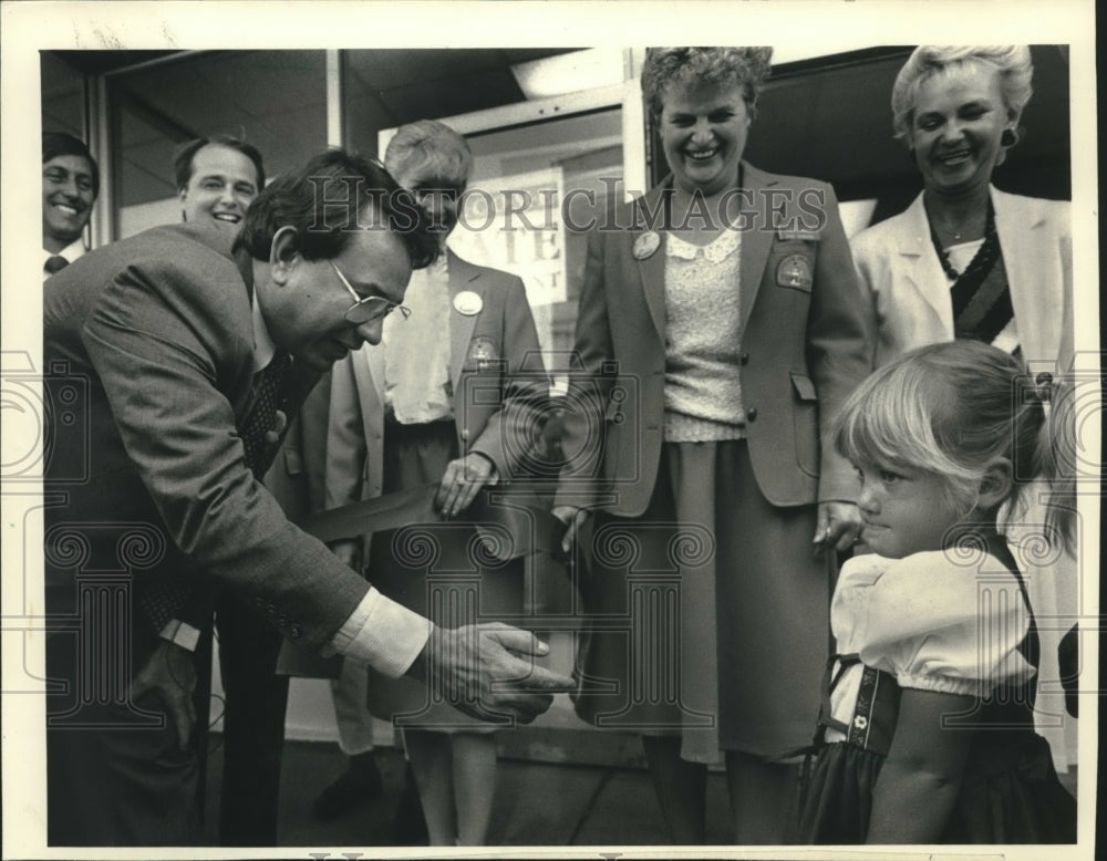 1987, A little girl refused to shake hands with Gov. Thompson - Historic Images