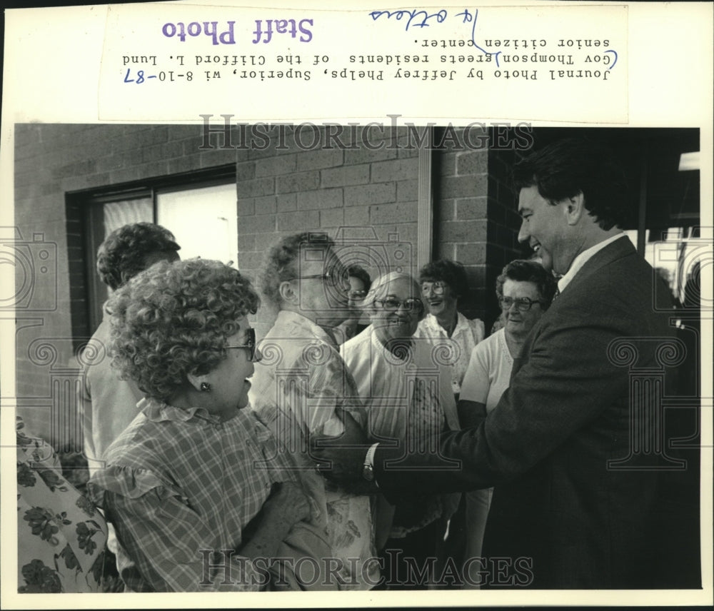 1987 Press Photo Governor Thompson greets residents of Superior senior center - Historic Images