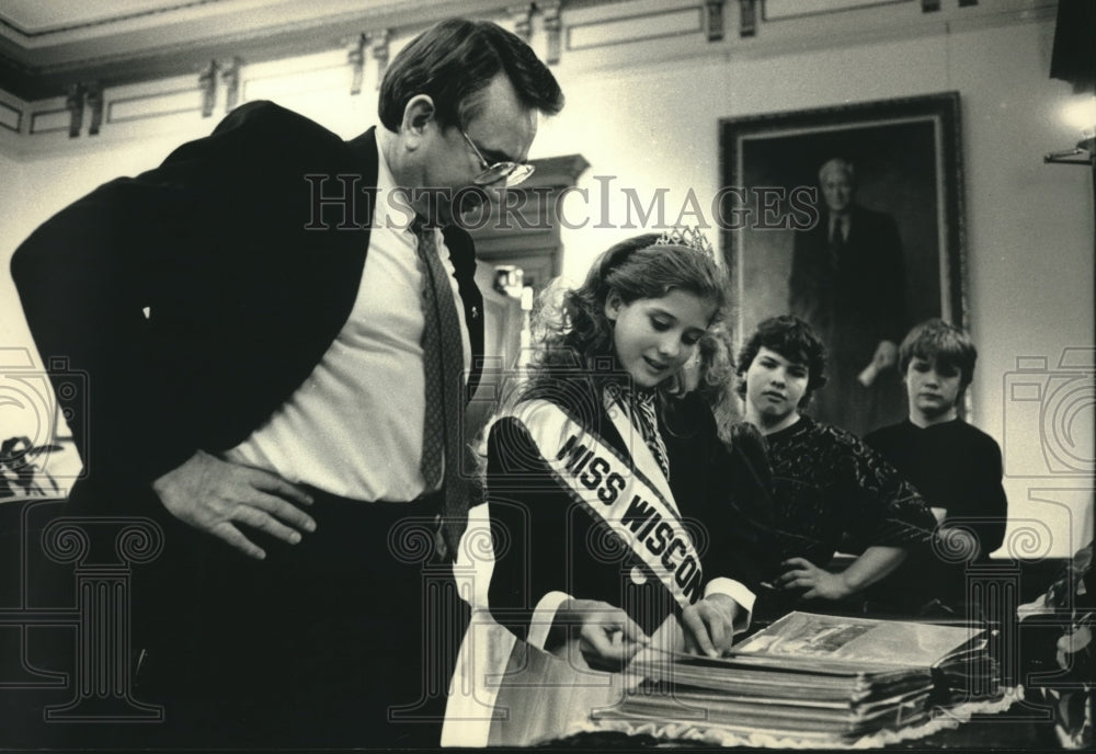 1987 Press Photo Governor Thompson &amp; Tonja Burkart, Miss Wisconsin Pre-Teen - Historic Images