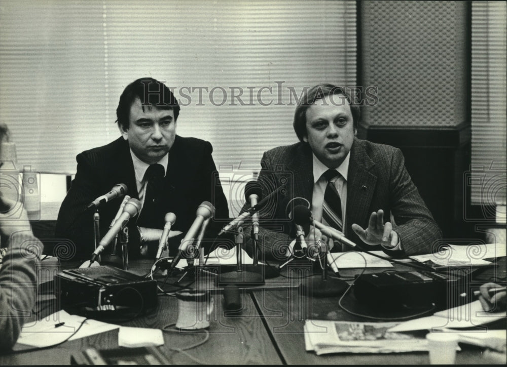 1983 Tommy Thompson &amp; Wisconsin legislators at press conference - Historic Images