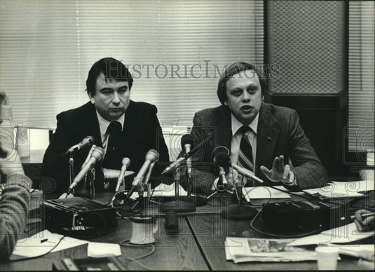 1983 Tommy Thompson & Wisconsin legislators at press conference - Historic Images